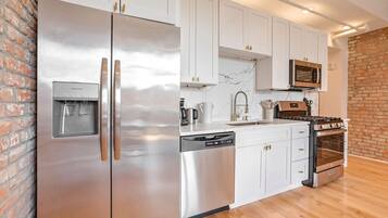 Een koelkast, een microgolfoven, een oven, een kookplaat