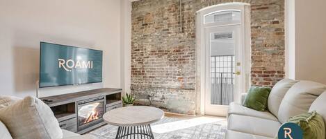 Una televisión, una oficina