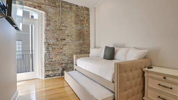 2 bedrooms, travel cot, WiFi, bed sheets