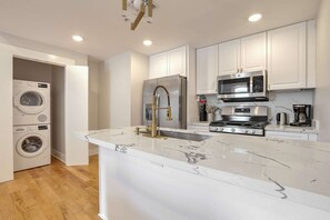 Réfrigérateur, four à micro-ondes, un four, surface de cuisson