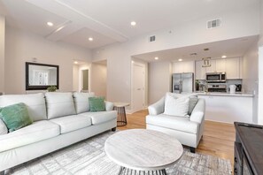 TV, offices - The Churchill | 2BR Balcony & Trundle (New Orleans)