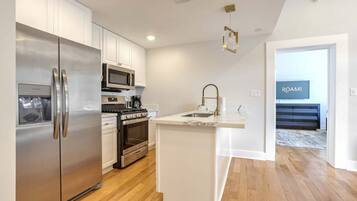 Frigorífico, microondas, horno y placa de cocina