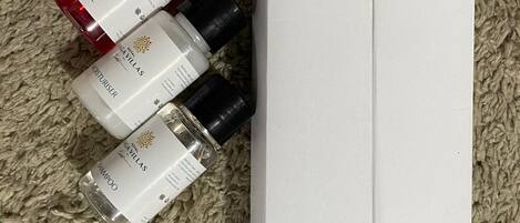 Assecador de cabells, tovalloles, sabó i paper higiènic