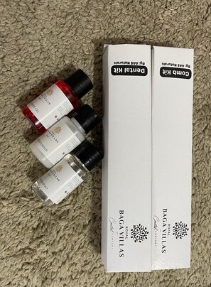 Een haardroger, handdoeken, zeep, toiletpapier