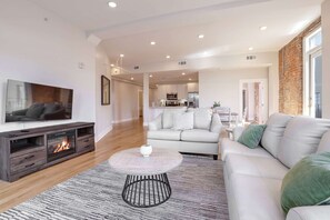 Televisión y oficina 