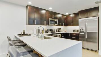 Fridge, microwave, stovetop, dishwasher