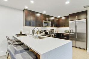 Fridge, microwave, stovetop, dishwasher