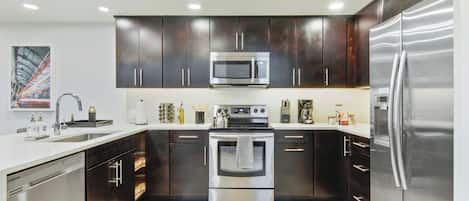 Frigorífico, microondas, placa de cocina y lavavajillas