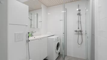 Appartement de base, balcon, vue sur la ville | Salle de bain | Douche, séchoir à cheveux, serviettes fournies, papier de toilette