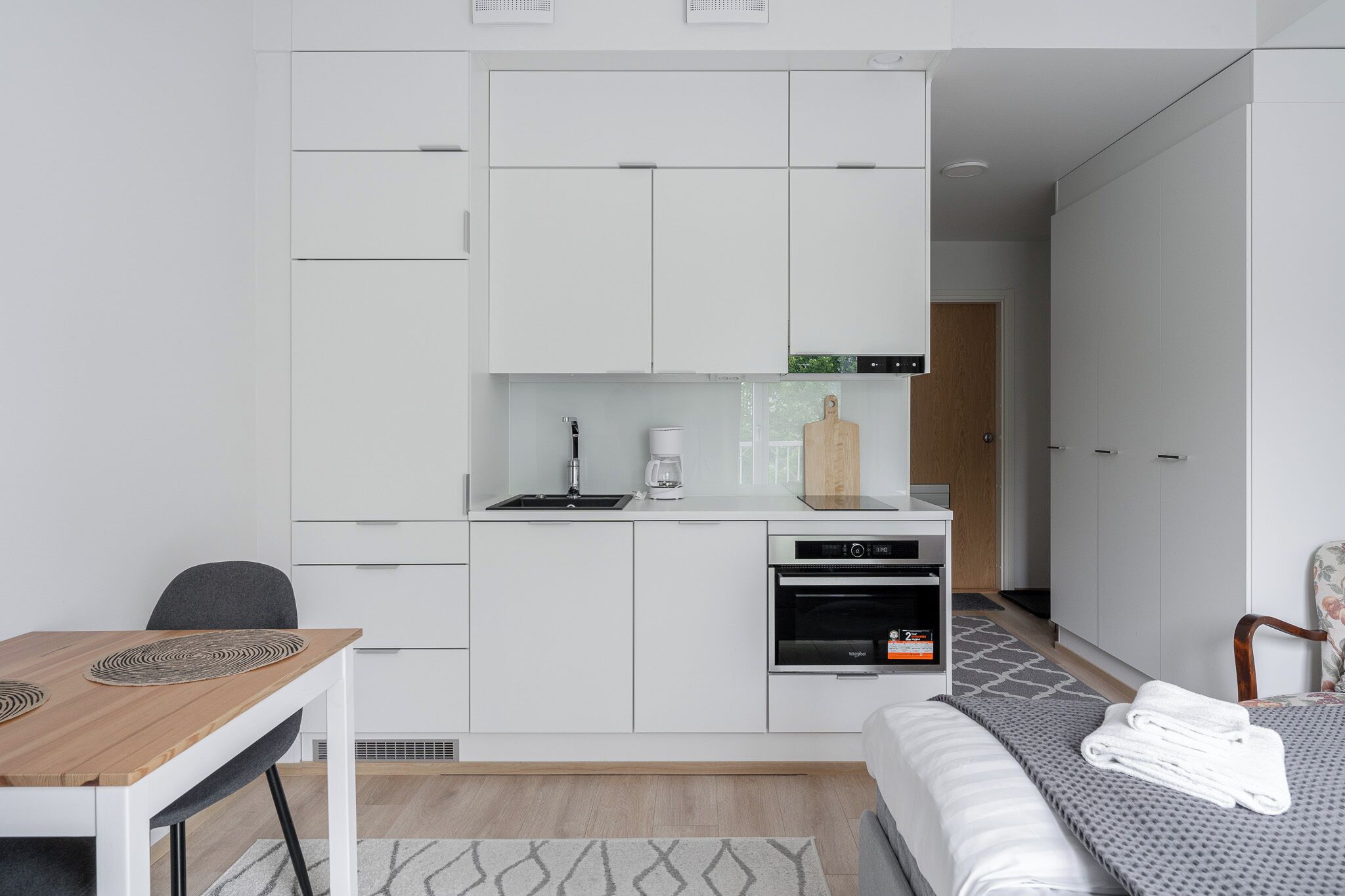 Refrigerador con freezer, microondas, horno, placa de cocina