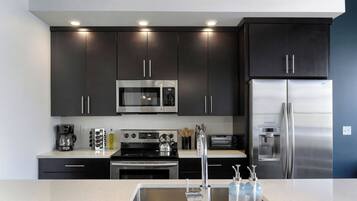 Fridge, microwave, stovetop, dishwasher