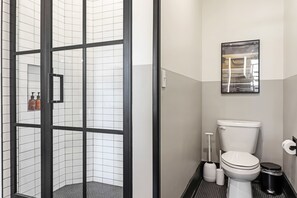 Douche, séchoir à cheveux, serviettes fournies