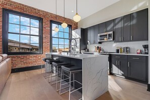 Fridge, dishwasher, coffee/tea maker, toaster