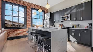 Fridge, dishwasher, coffee/tea maker, toaster