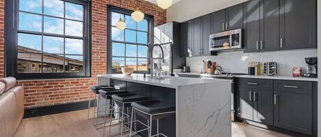 ثلاجة، غسالة أطباق، ماكينة لصنع القهوة/الشاي، محمصة خبز