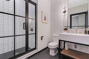 Een douche, een haardroger, handdoeken