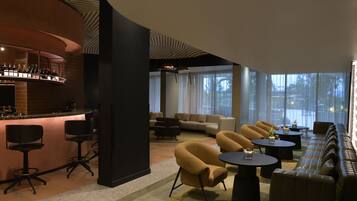 3 bars-salons, bar attenant à la piscine