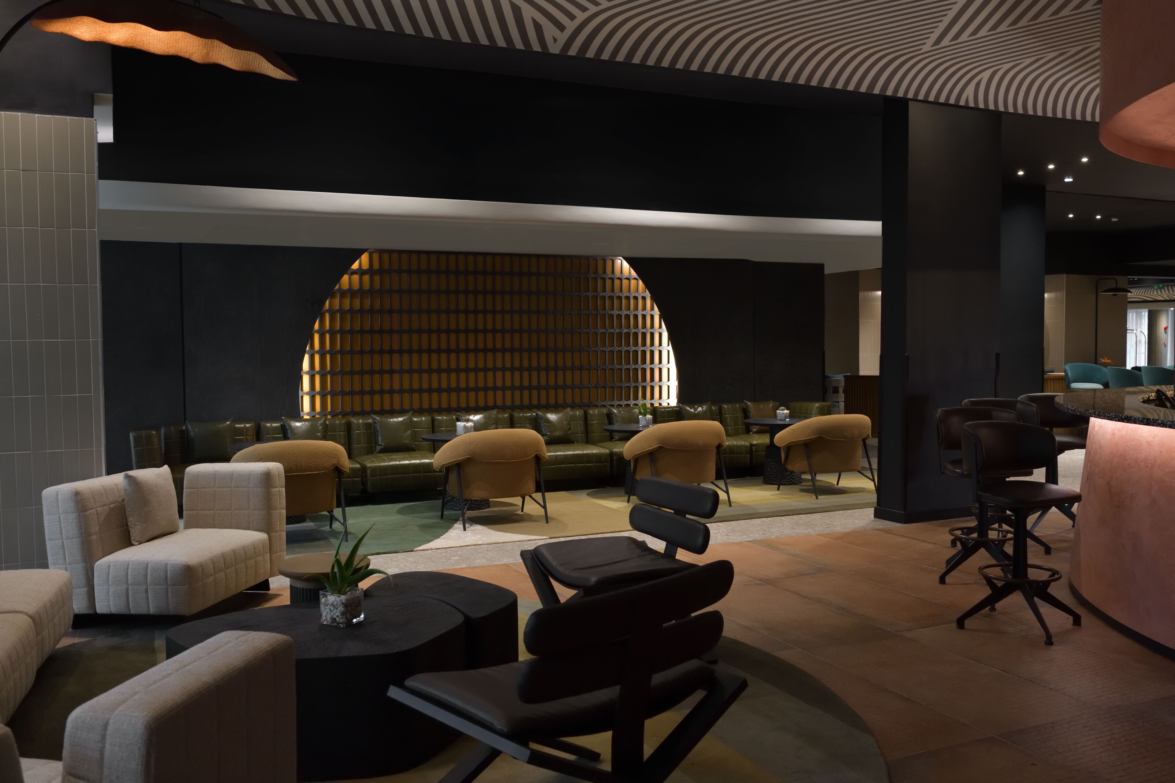 3 bars-salons, bar attenant à la piscine