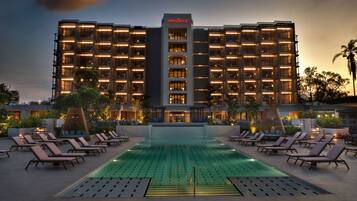 Vista frontal de la propiedad por la tarde o noche