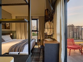 Ropa de cama de alta calidad y minibar 