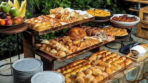 Un buffet proposant une variété de produits de boulangerie et de fruits.