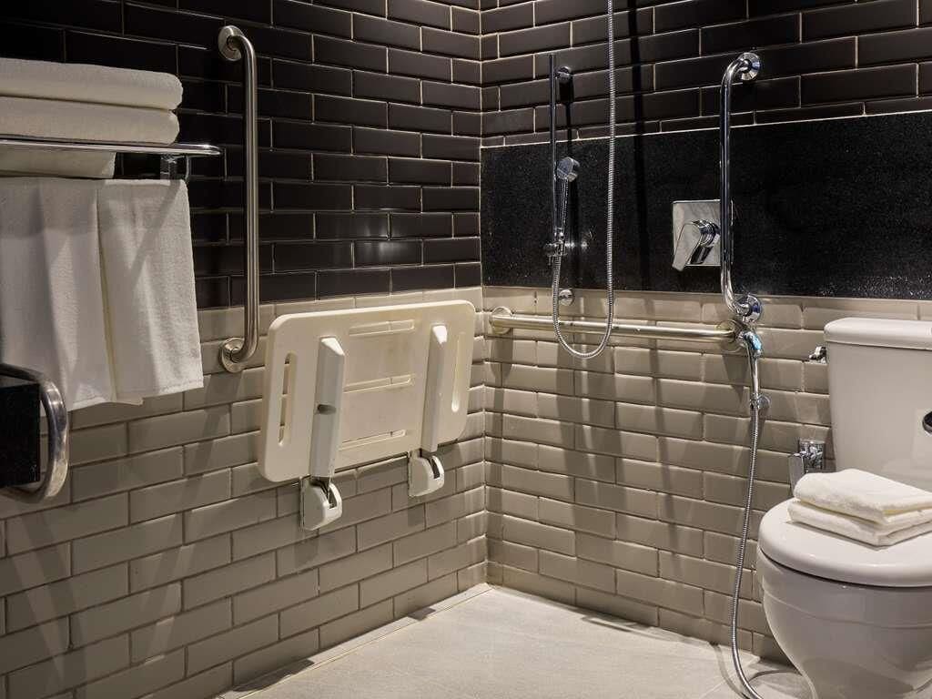 Quarto, 1 cama de casal, acessível (TRIBE ESSENTIAL DISABLED (PWD)) | Roupas de cama premium, frigobar, cofres nos quartos