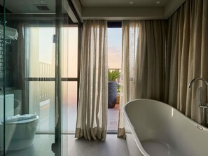 Roupas de cama premium, frigobar, cofres nos quartos