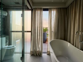 Ropa de cama de alta calidad y minibar 