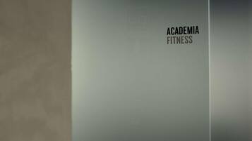 Una pared con el texto 'ACADEMIA FITNESS'.