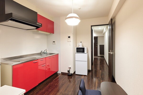 ثلاجة، ميكروويف، مستلزمات طهي/أطباق/أوعية