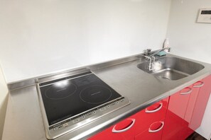 Kühlschrank, Mikrowelle, Kochgeschirr/Geschirr/Besteck