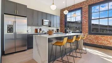 Fridge, dishwasher, coffee/tea maker, toaster