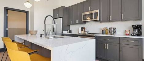 Frigorífico, lavavajillas, cafetera o tetera y tostadora