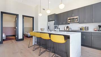 Refrigerador, lavavajillas, cafetera y tetera y tostadora