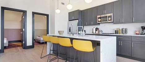 Réfrigérateur, lave-vaisselle, cafetière/bouilloire, grille-pain