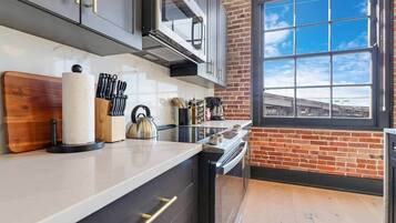 Refrigerador, lavavajillas, cafetera y tetera y tostadora