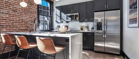 Refrigerador, lavavajillas, cafetera y tetera y tostadora