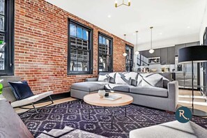 TV, offices - Roami at Brassline Group Friendly 4BR (New Orleans)