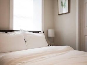 3 habitaciones, escritorio, tabla de planchar con plancha y wifi