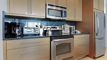 Kühlschrank, Mikrowelle, Herdplatte, Geschirrspüler