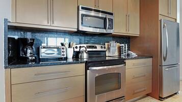 Fridge, microwave, stovetop, dishwasher