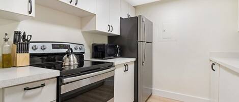 Kühlschrank, Mikrowelle, Ofen, Herdplatte