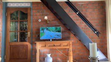 Bungalow, 3 Bedrooms, Patio, Garden View | Living room | Books
