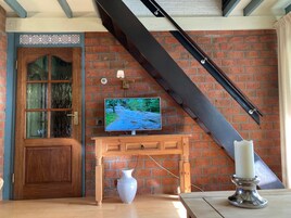 Bungalow, 3 habitaciones, patio, vistas al jardín | Sala de estar | Libros
