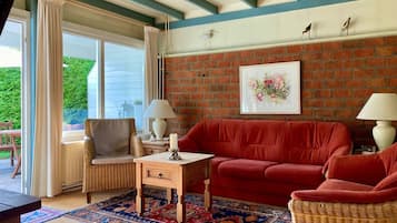Bungalow, 3 Bedrooms, Patio, Garden View | Living room | Books