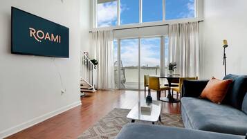 Una televisión, una oficina