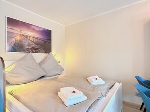 1 habitación, tabla de planchar con plancha y cuna de viaje