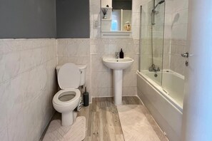 Shower, hair dryer, towels - City Centre & Parking 2 Bed Ap (Manchester)