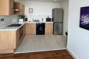 Frigorífico, microondas, horno y placa de cocina