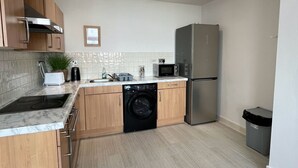 Lemari es, microwave, oven, dan kompor